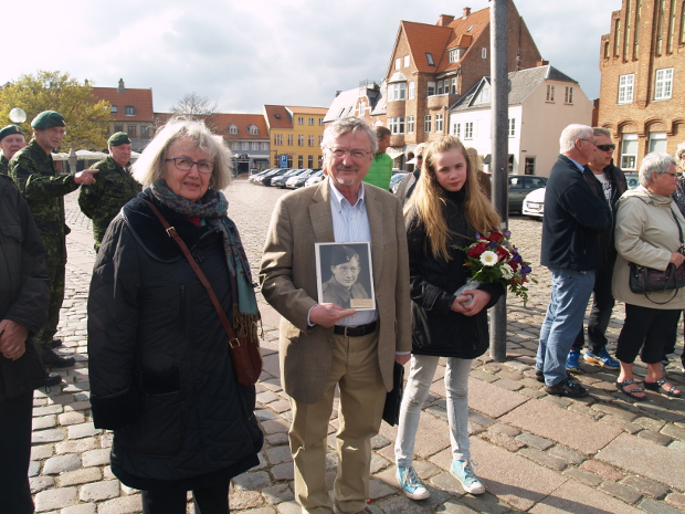 Erik Boelskovs familie var ogs� kommet til h�jtideligheden og familiens yngste lagde en buket ved Erik Boelskovs grav